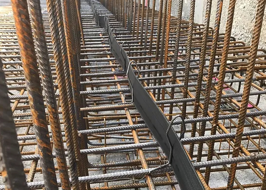 Taśma uszczelniająca PVC zamocowana do zbrojenia przed betonowaniem przerwy